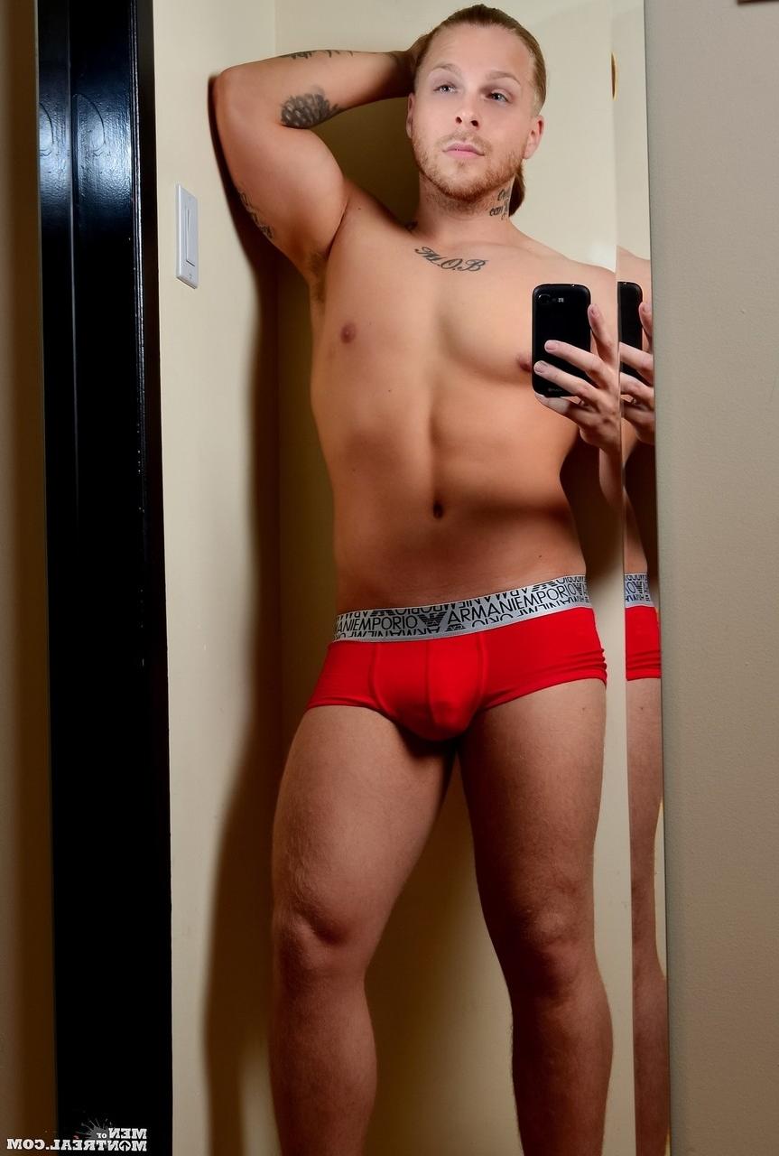 15P O gay tatuado Emeric Roussy mostra sua bunda cheia de bolhas e seu pau sugável