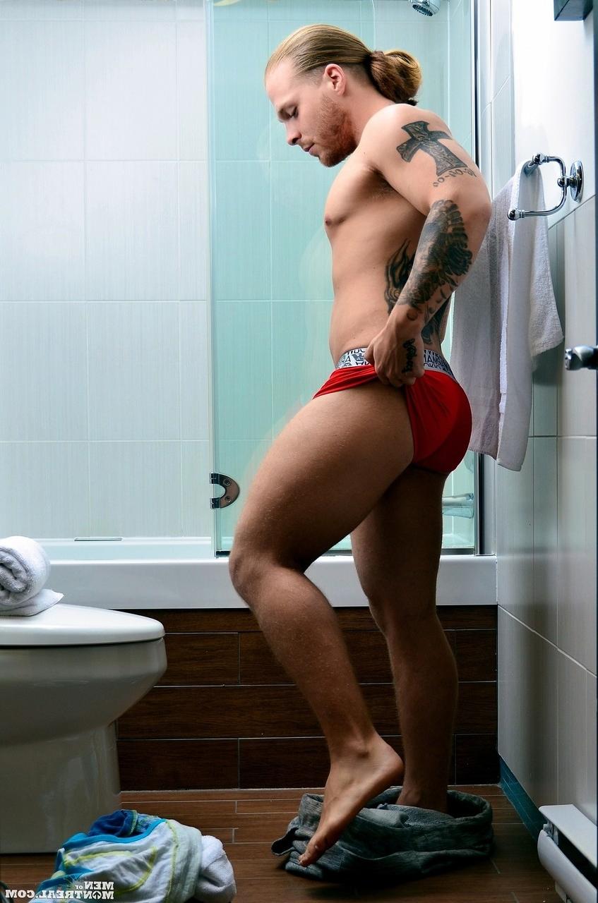15P O gay tatuado Emeric Roussy mostra sua bunda cheia de bolhas e seu pau sugável