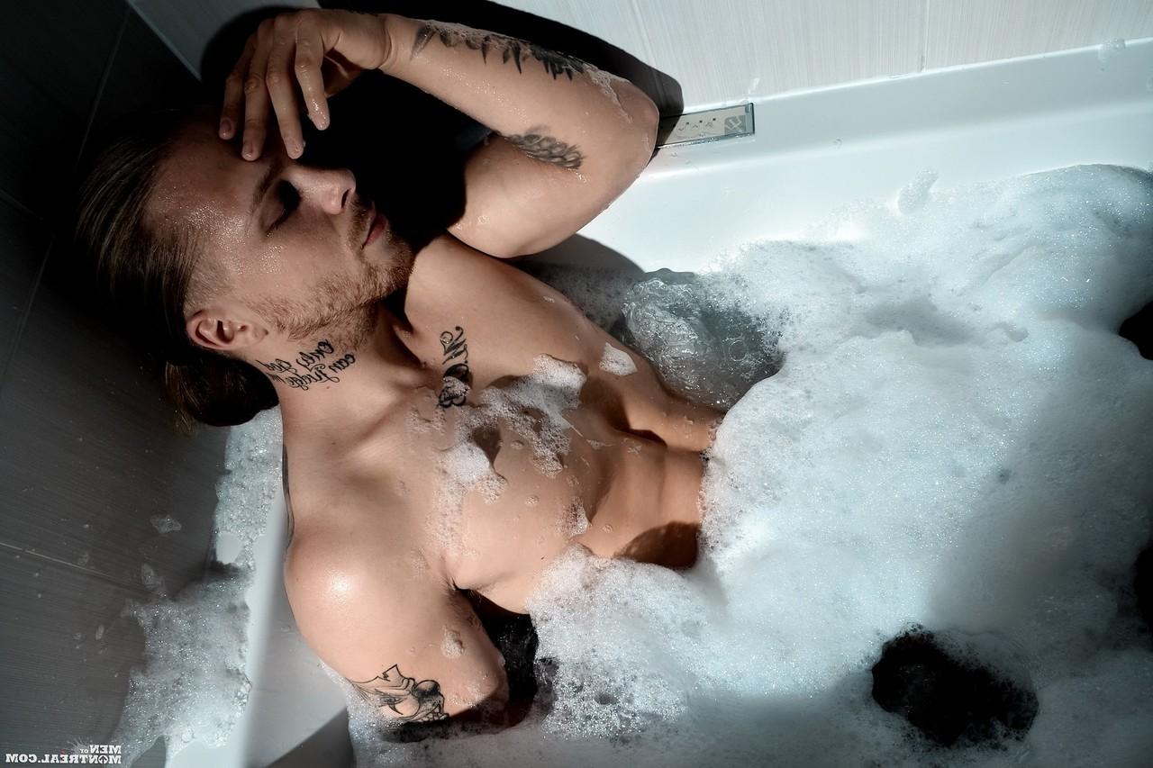 15P O gay tatuado Emeric Roussy mostra sua bunda cheia de bolhas e seu pau sugável