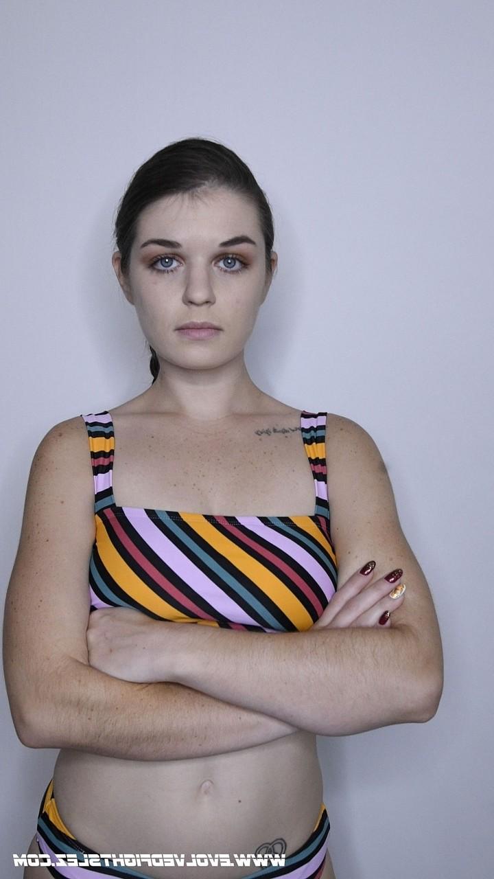20P A lutadora totalmente natural Anastasia Rose é fodida com os dedos e picada