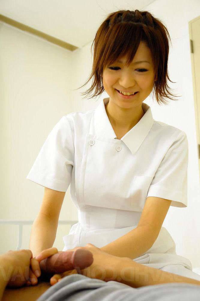 12P La enfermera japonesa Miriya Hazuki lame y tira del pene de un paciente