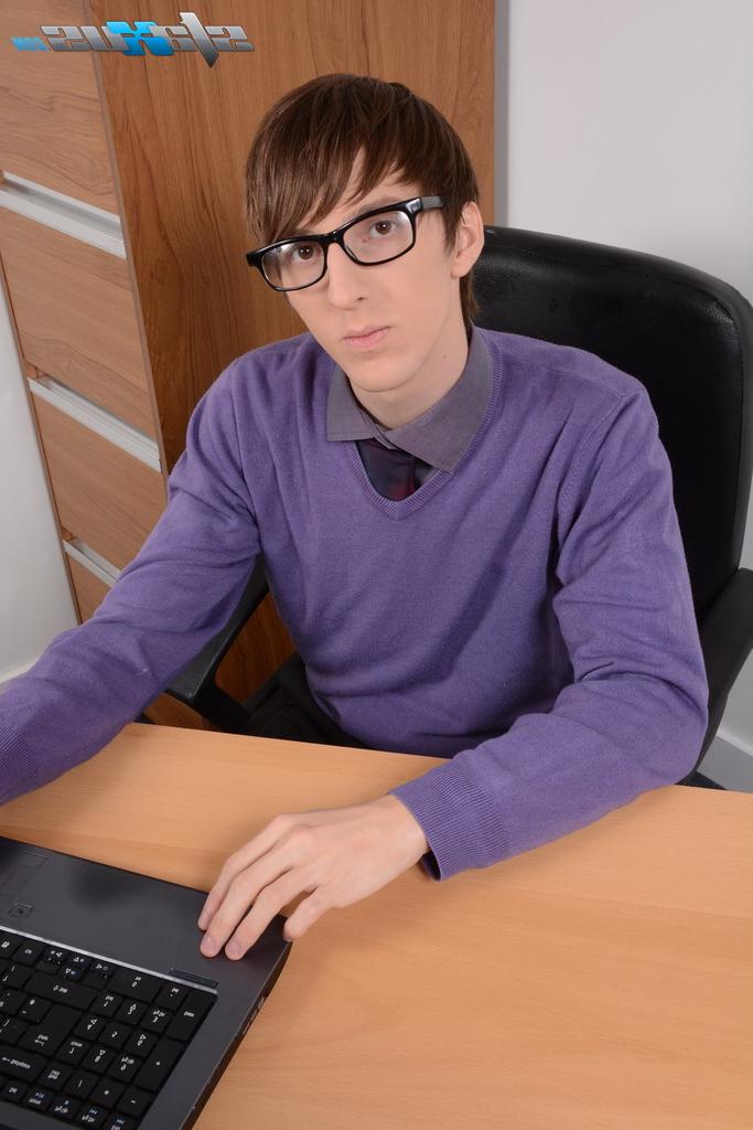 20P O empresário gay negro Drew Brod fode o nerd de TI Kurt Maddox no escritório