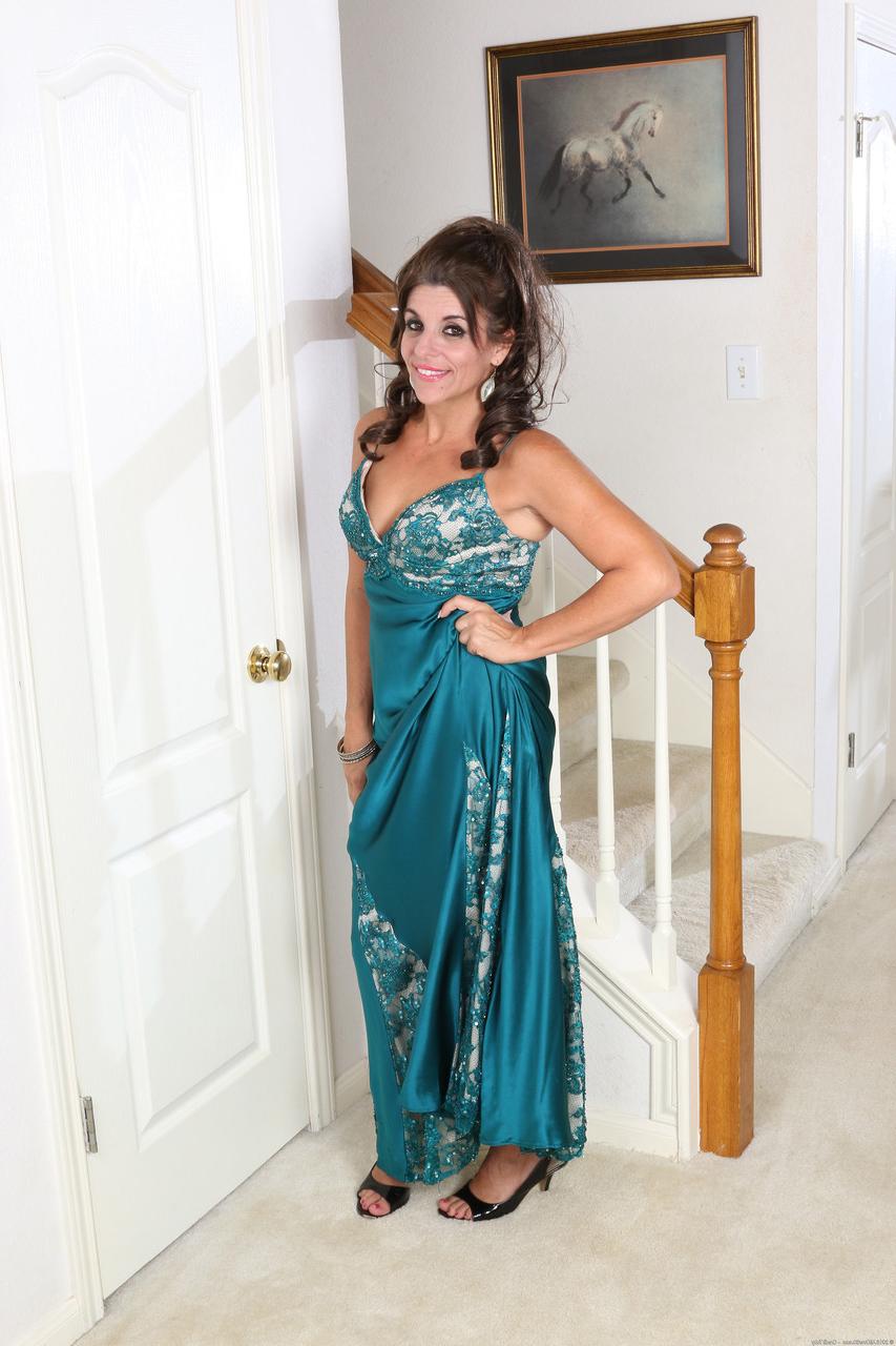 20P A morena madura amadora Nicole Newby tira o vestido e se toca