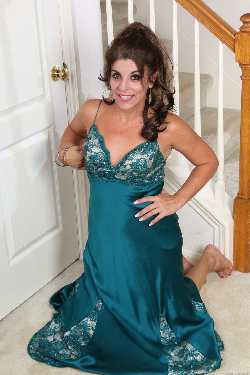 20P A morena madura amadora Nicole Newby tira o vestido e se toca