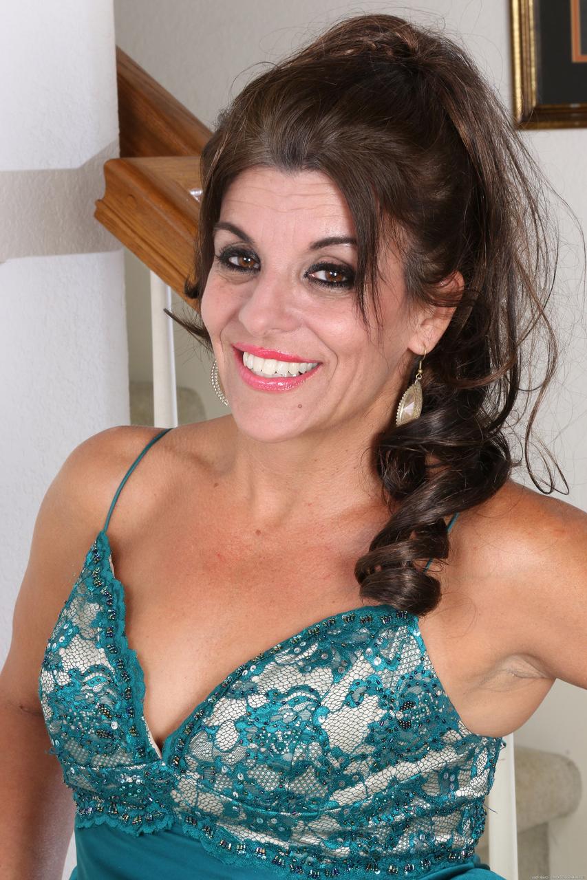 20P A morena madura amadora Nicole Newby tira o vestido e se toca