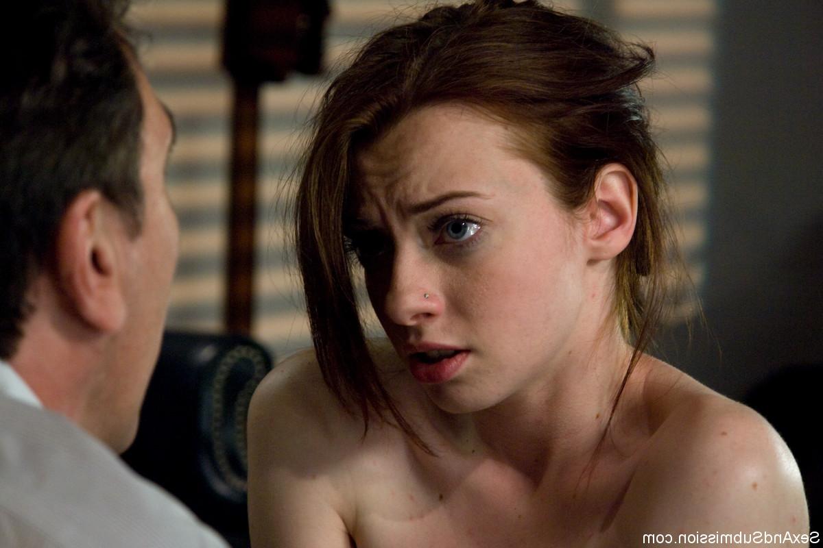 20P A adolescente amarrada Amber Keen leva uma surra antes de ter sua garganta fodida rudemente