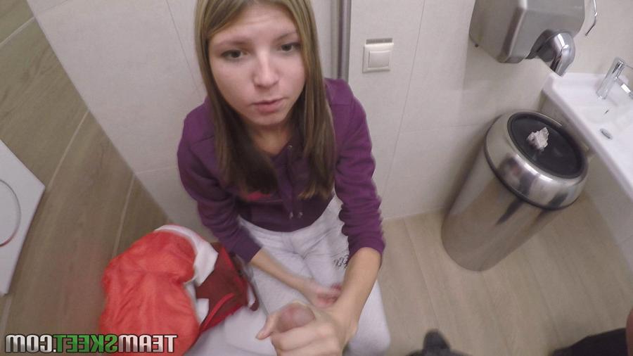 16P La pequeña joven rubia Gina Gerson follando duro en el baño
