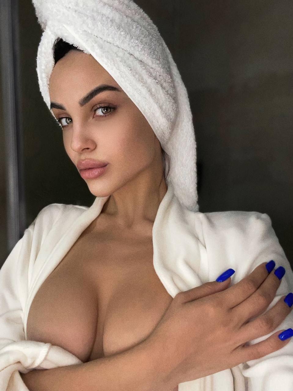 12P Anastasia Vi, une jeune femme bien roulée, exhibe son gros butin et ses seins juteux sous la douche.