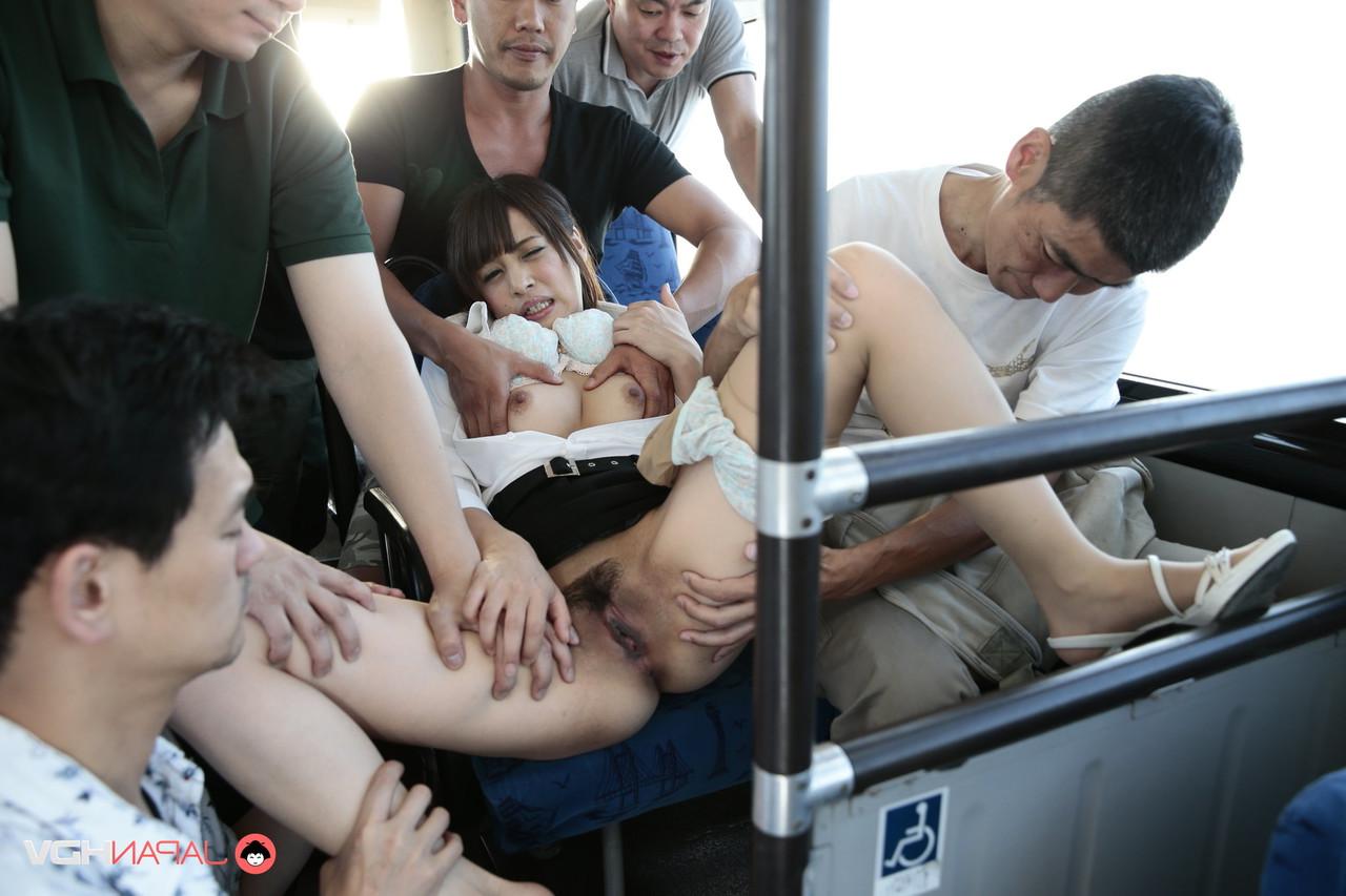15P El estudiante japonés Noah Koizumi es manoseado por un grupo de chicos en un autobús