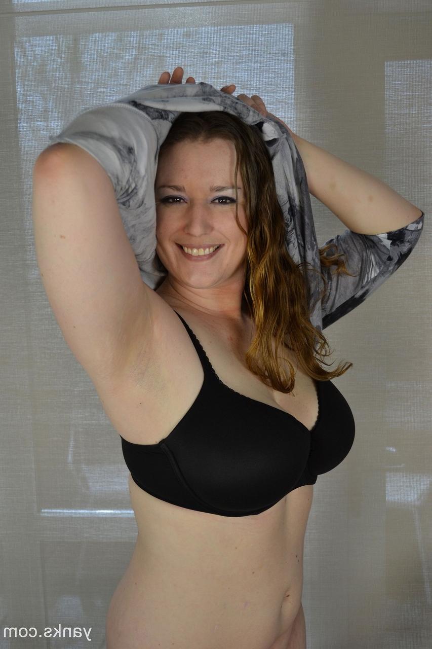 17P La brune aux gros seins naturels Jessica Gains se déshabille et taquine sa chatte juteuse.