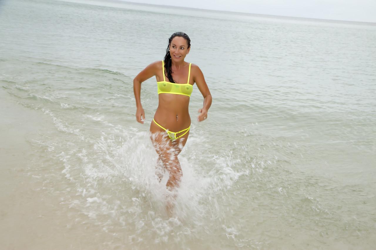 20P Amadora querida Wild Thing tira seu biquíni transparente e posa na praia