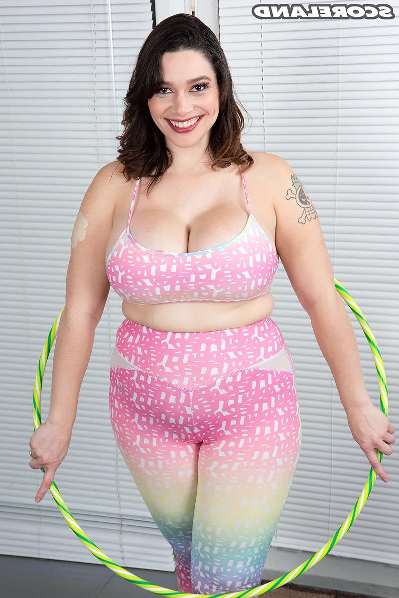16P A garotada Brooklyn Springvalley mostra seus peitos falsos e bunda grande enquanto se exercita