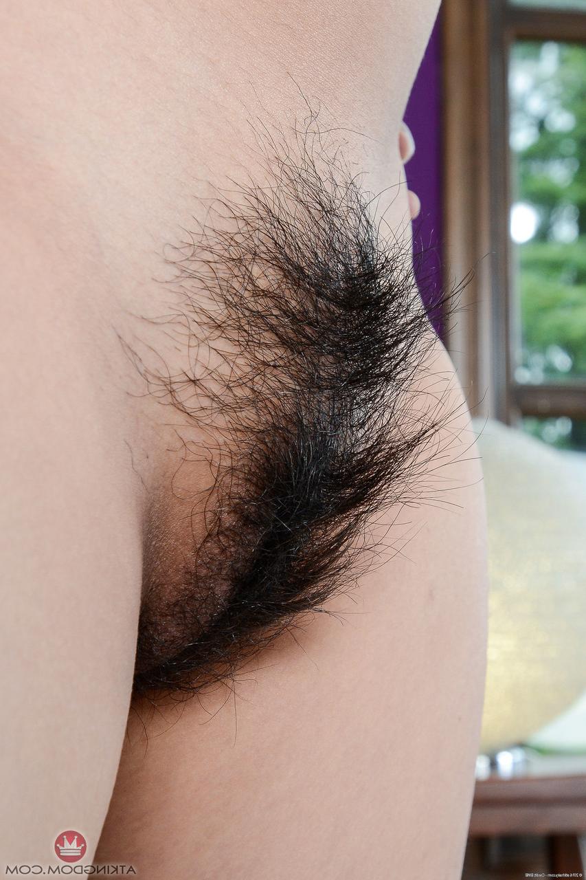 20P Das schöne asiatische Babe Omorose spreizt ihre unwiderstehliche haarige Muschi aus nächster Nähe