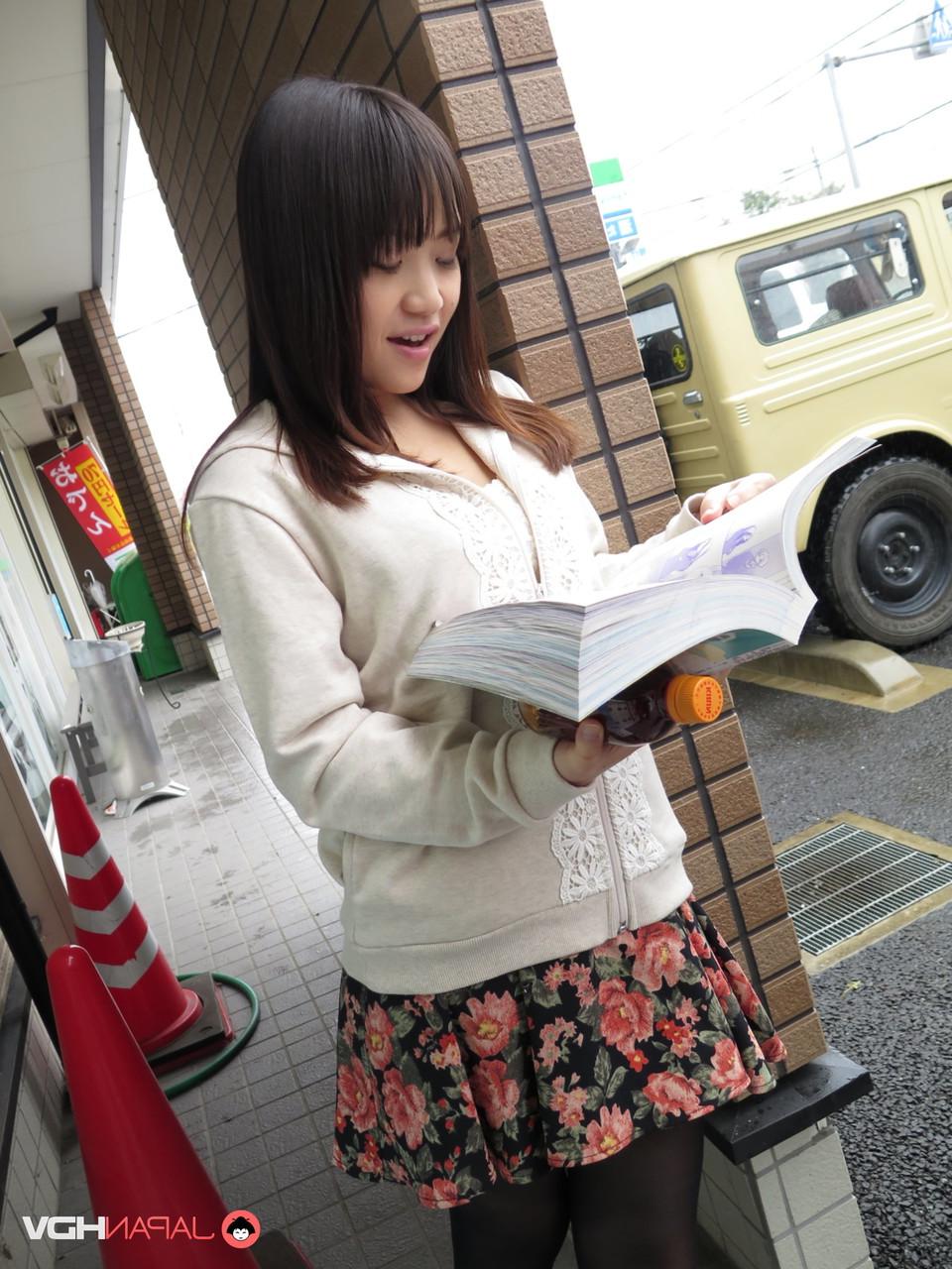 15P A japonesa Mikoto Mochida faz um boquete CFNM ao ar livre