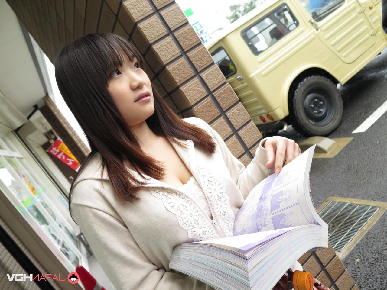 15P A japonesa Mikoto Mochida faz um boquete CFNM ao ar livre