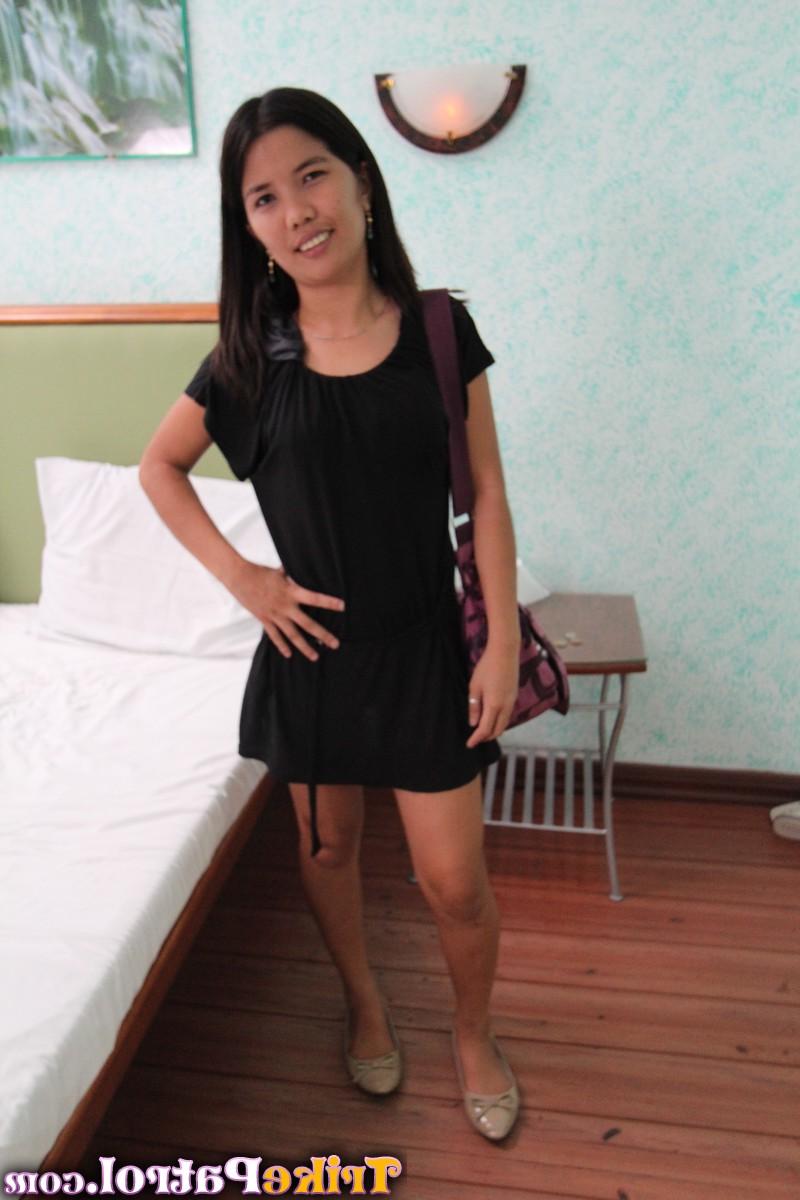 15P A pequena menina asiática Angel fica nua enquanto mostra sua fenda apertada