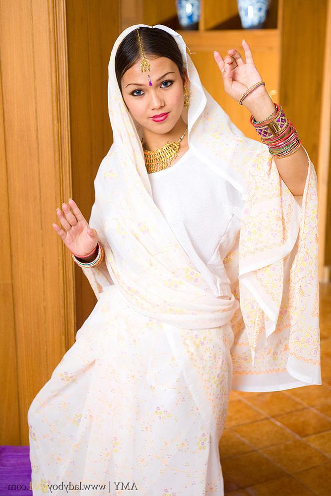 15P Ladyboy Gold protagonizada por Ladyboy Amy Fotos desnudas