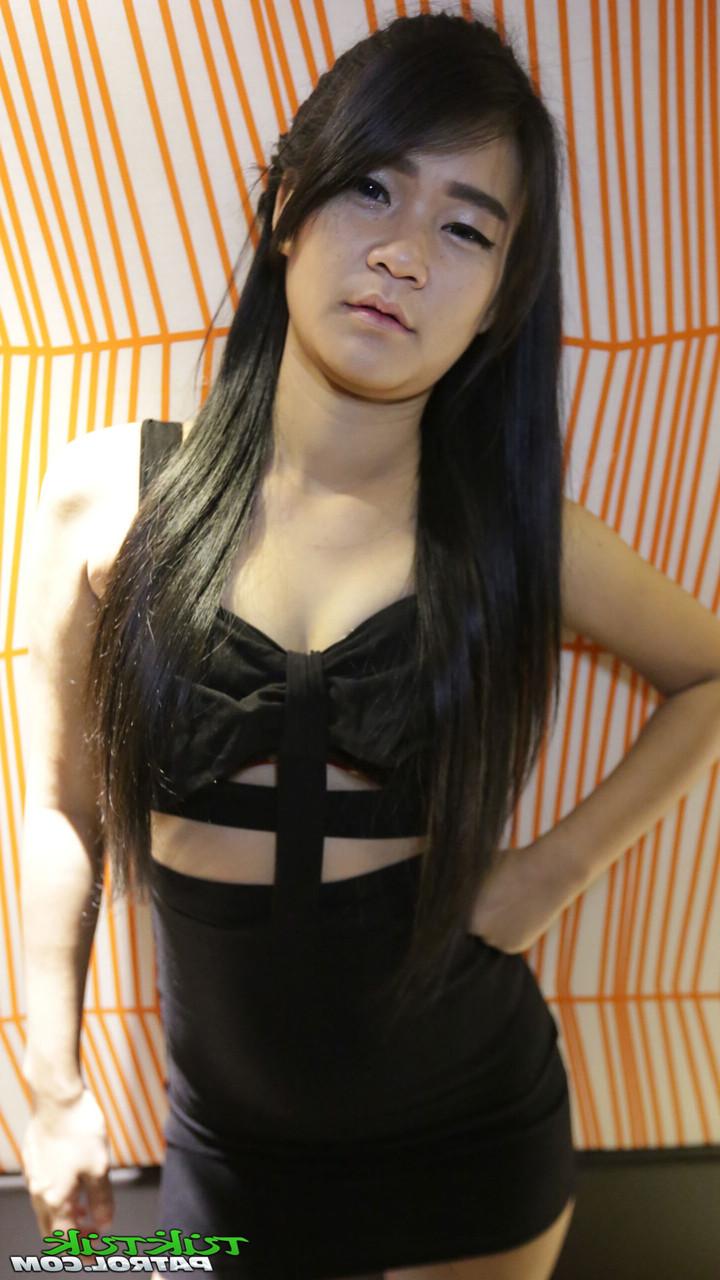 20P A amadora asiática Bee C mostra seu corpo e é fodida em ação POV quente