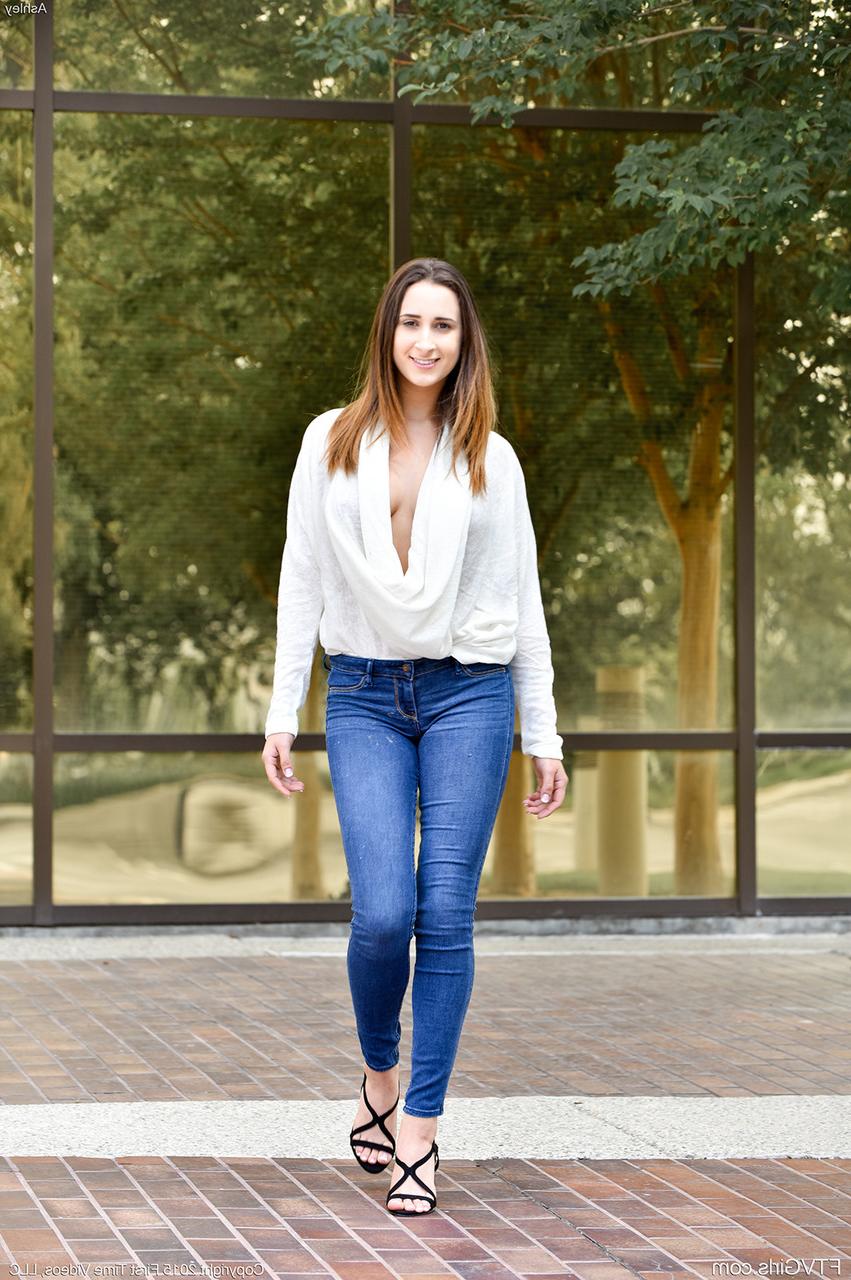 20P Adorável gata de jeans Ashley revela seus peitos magníficos em público
