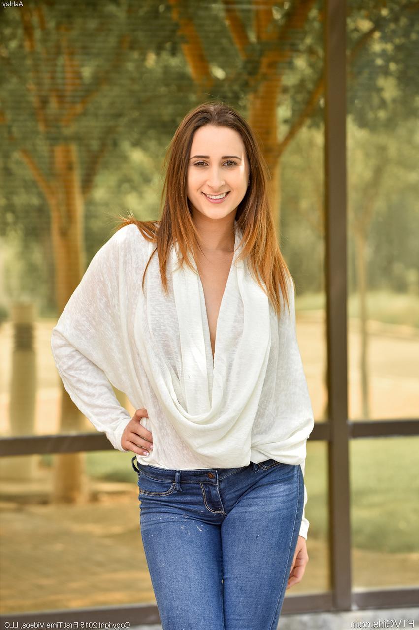 20P Adorável gata de jeans Ashley revela seus peitos magníficos em público
