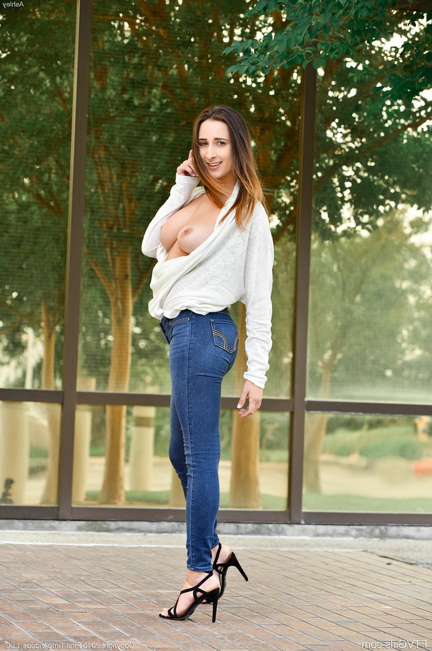 20P Adorável gata de jeans Ashley revela seus peitos magníficos em público