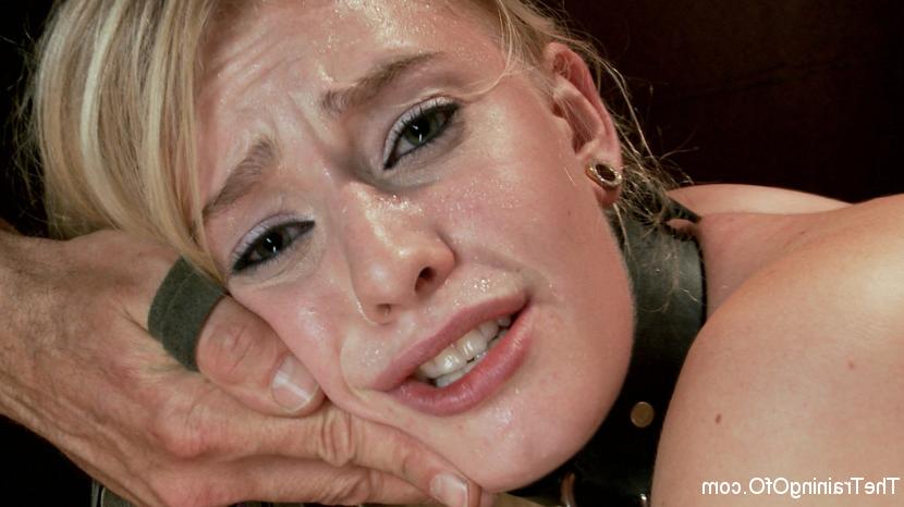 15P Une blonde nue porte un collier d'esclave pendant une séance d'entraînement