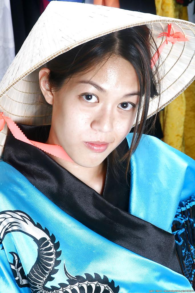 16P Maskierter asiatischer Amateur Starlingz zieht Kimono aus, um haarige Muschi zu teilen
