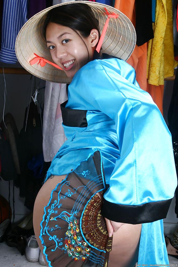 16P Maskierter asiatischer Amateur Starlingz zieht Kimono aus, um haarige Muschi zu teilen