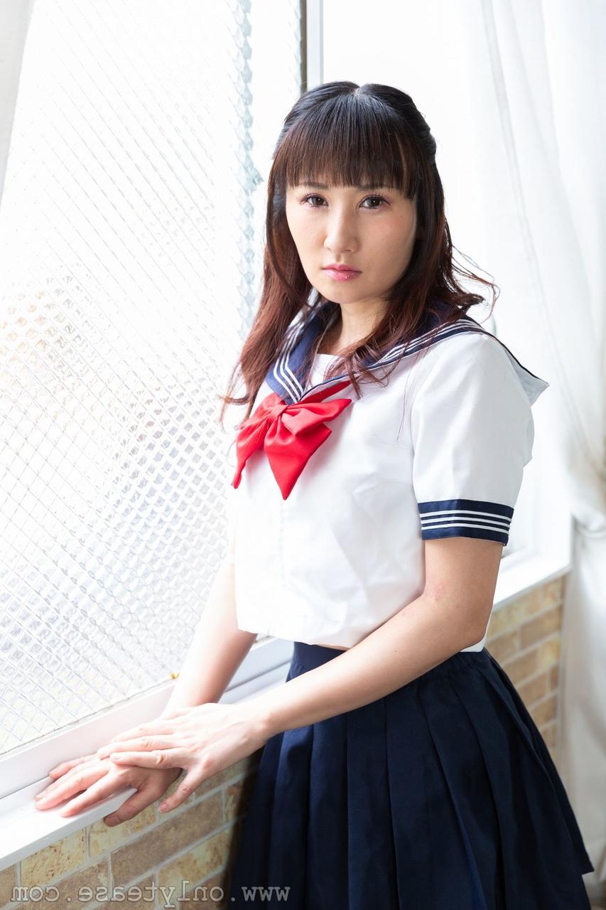 20P Rina, une jolie écolière japonaise, se déshabille et s'excite en culotte blanche.
