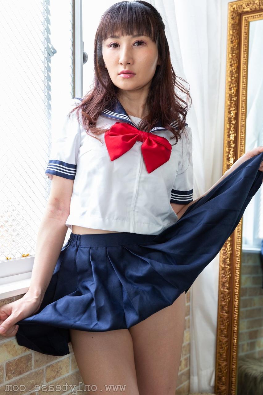 20P Rina, une jolie écolière japonaise, se déshabille et s'excite en culotte blanche.