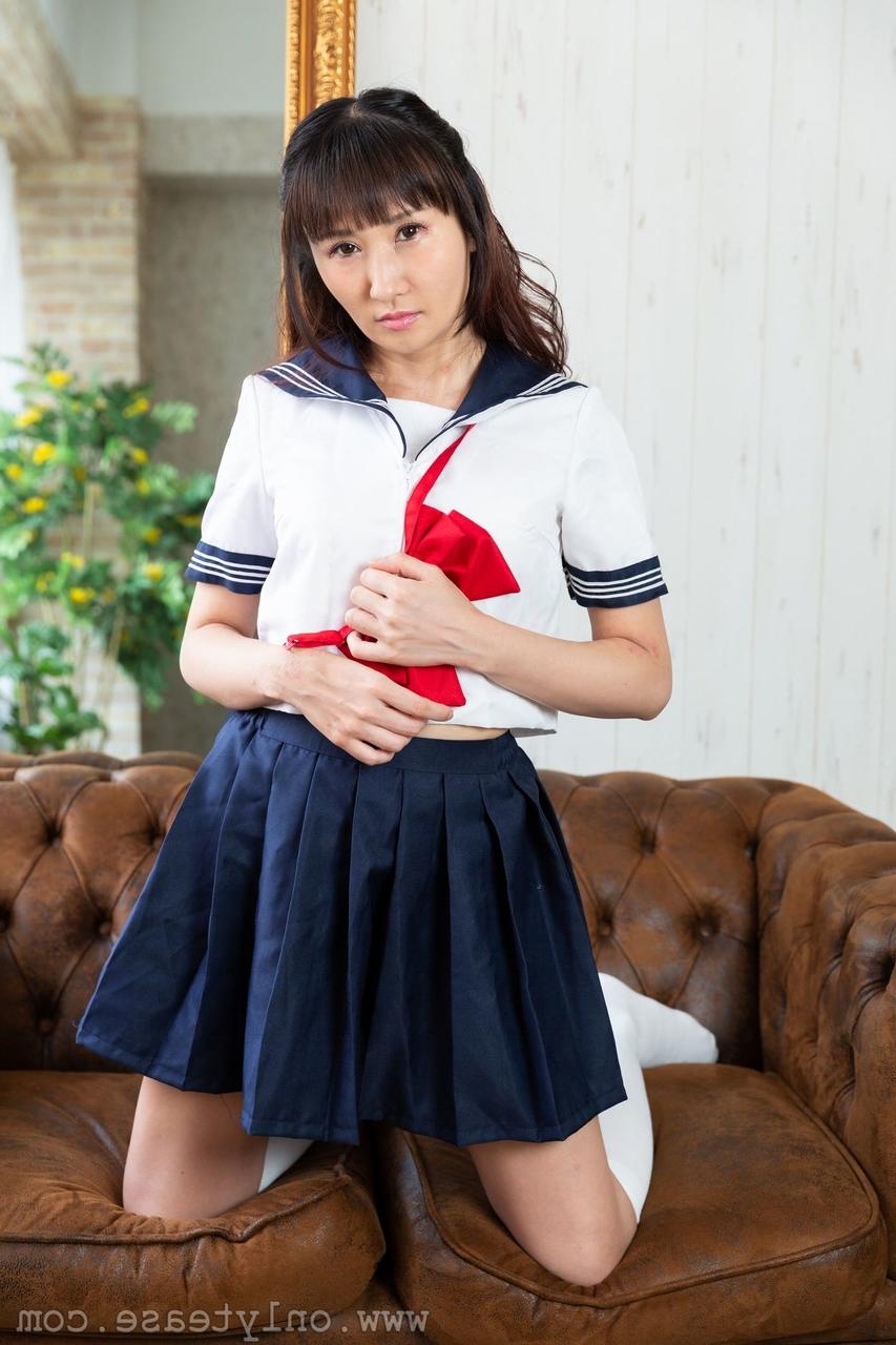 20P Rina, une jolie écolière japonaise, se déshabille et s'excite en culotte blanche.
