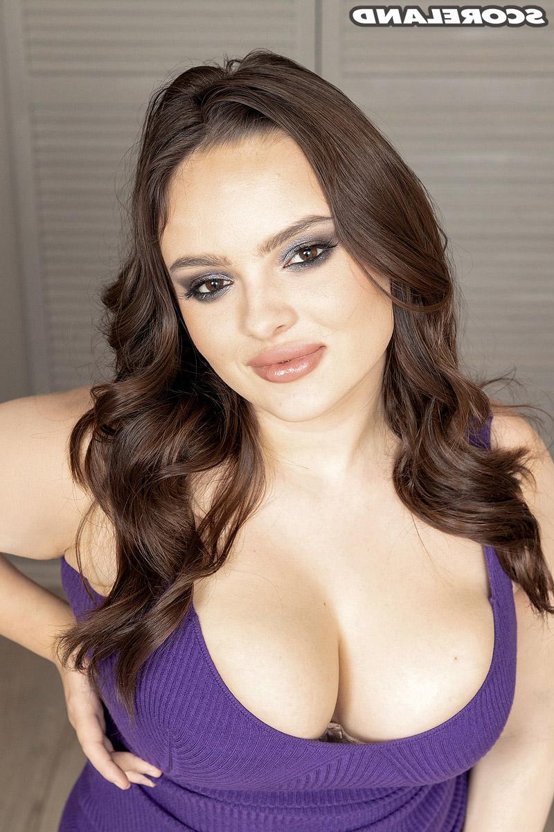 16P La brune en surpoids Melissa Long taquine ses cheveux avant de caresser ses gros seins.