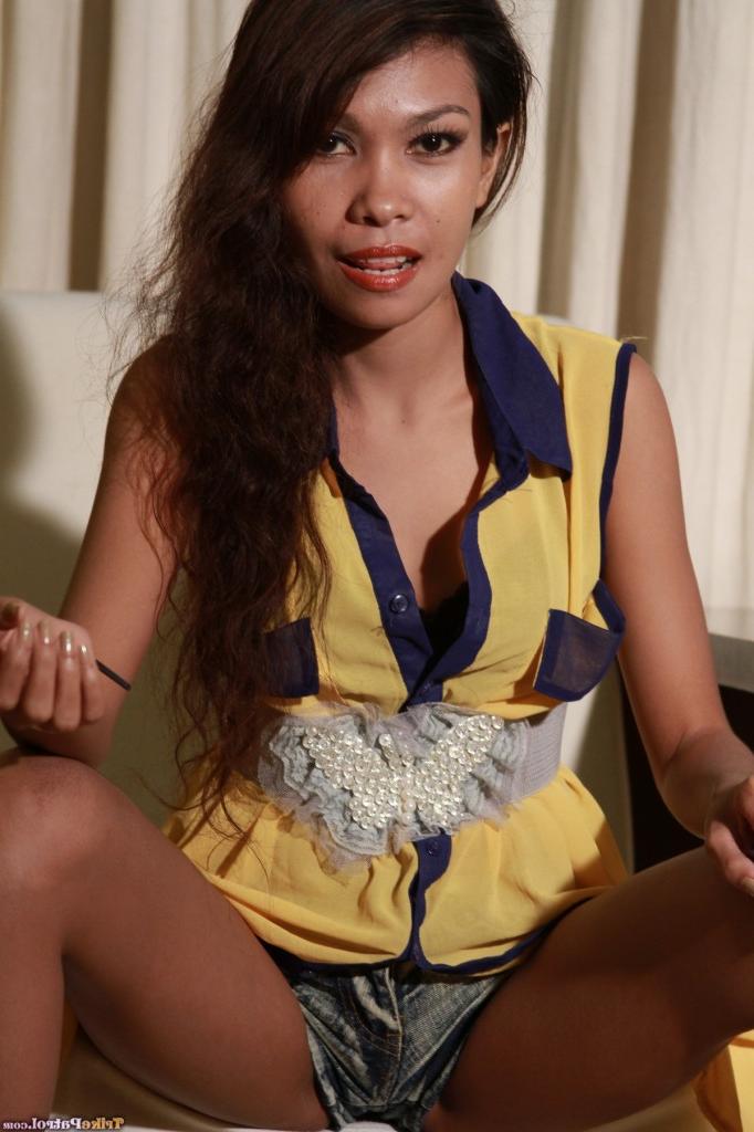 20P La guapa filipina fani expone su esbelto cuerpo mientras posa con trajes sexys