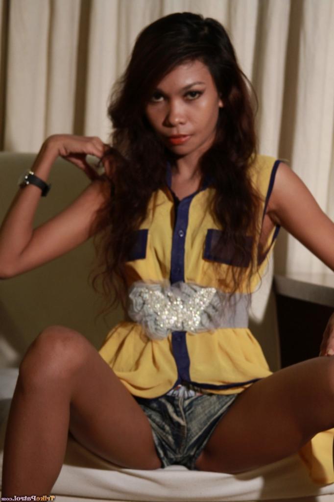 20P La guapa filipina fani expone su esbelto cuerpo mientras posa con trajes sexys