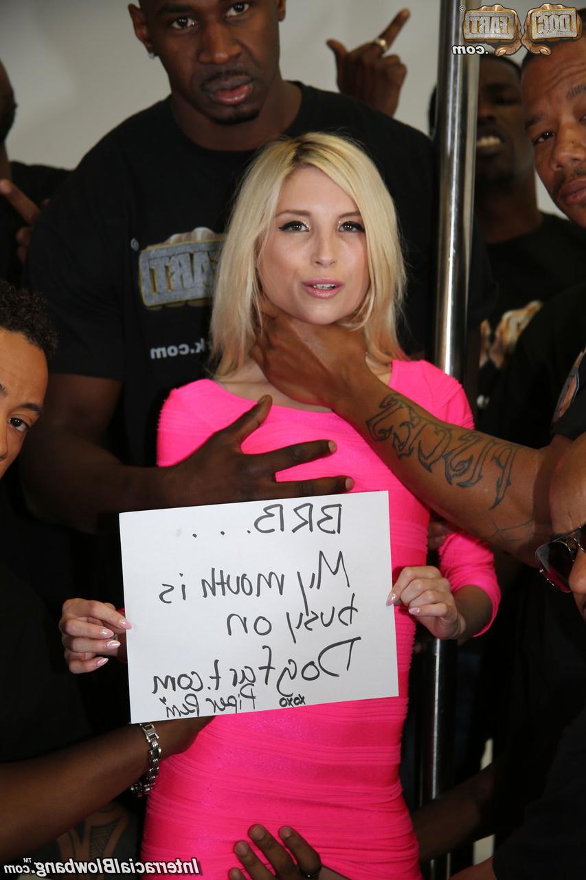 15P Petite salope blonde suce une salle pleine de grosses bites noires avant de se masturber