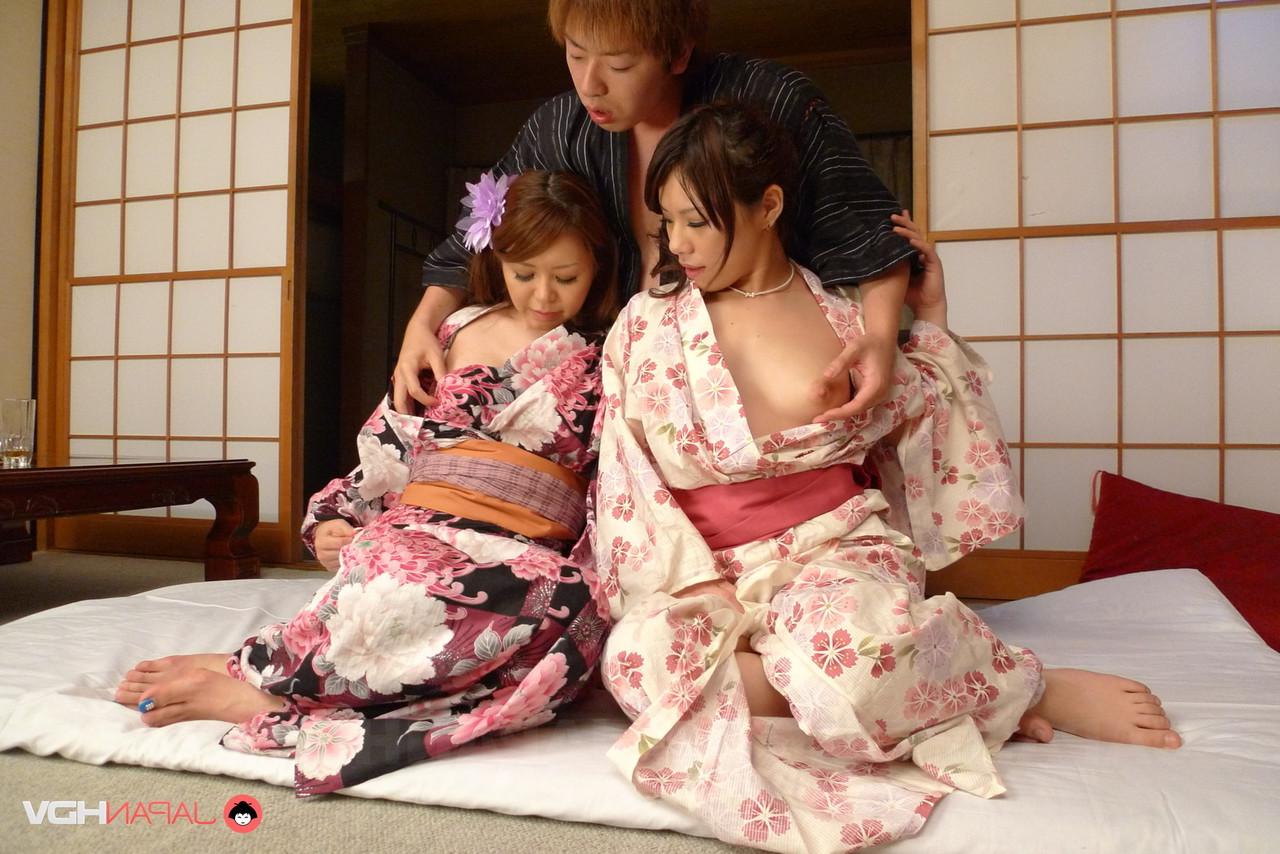 15P As garotas japonesas Kana Suzuki e China Mimura participam de sexo a três