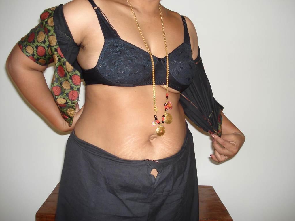 10P Mulher indiana com sobrepeso se senta depois de tirar a roupa