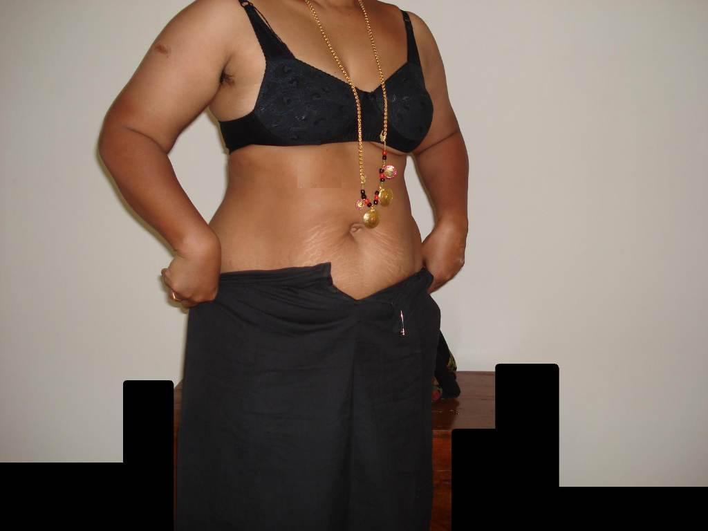 10P Mulher indiana com sobrepeso se senta depois de tirar a roupa