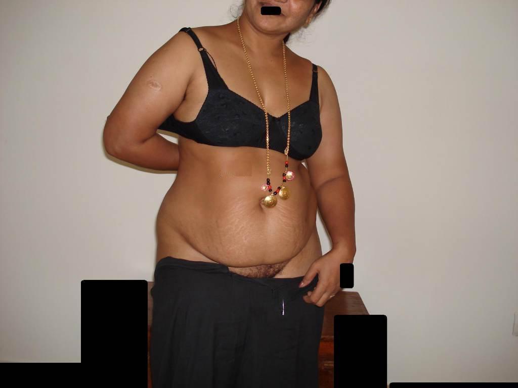 10P Mulher indiana com sobrepeso se senta depois de tirar a roupa