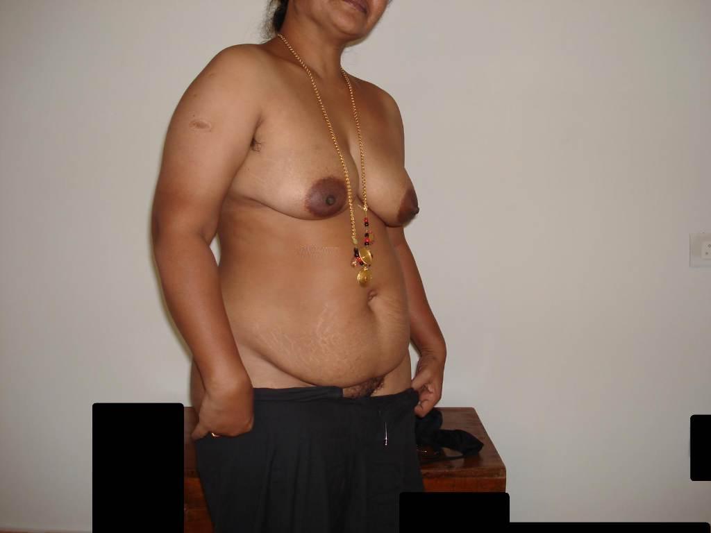 10P Mulher indiana com sobrepeso se senta depois de tirar a roupa