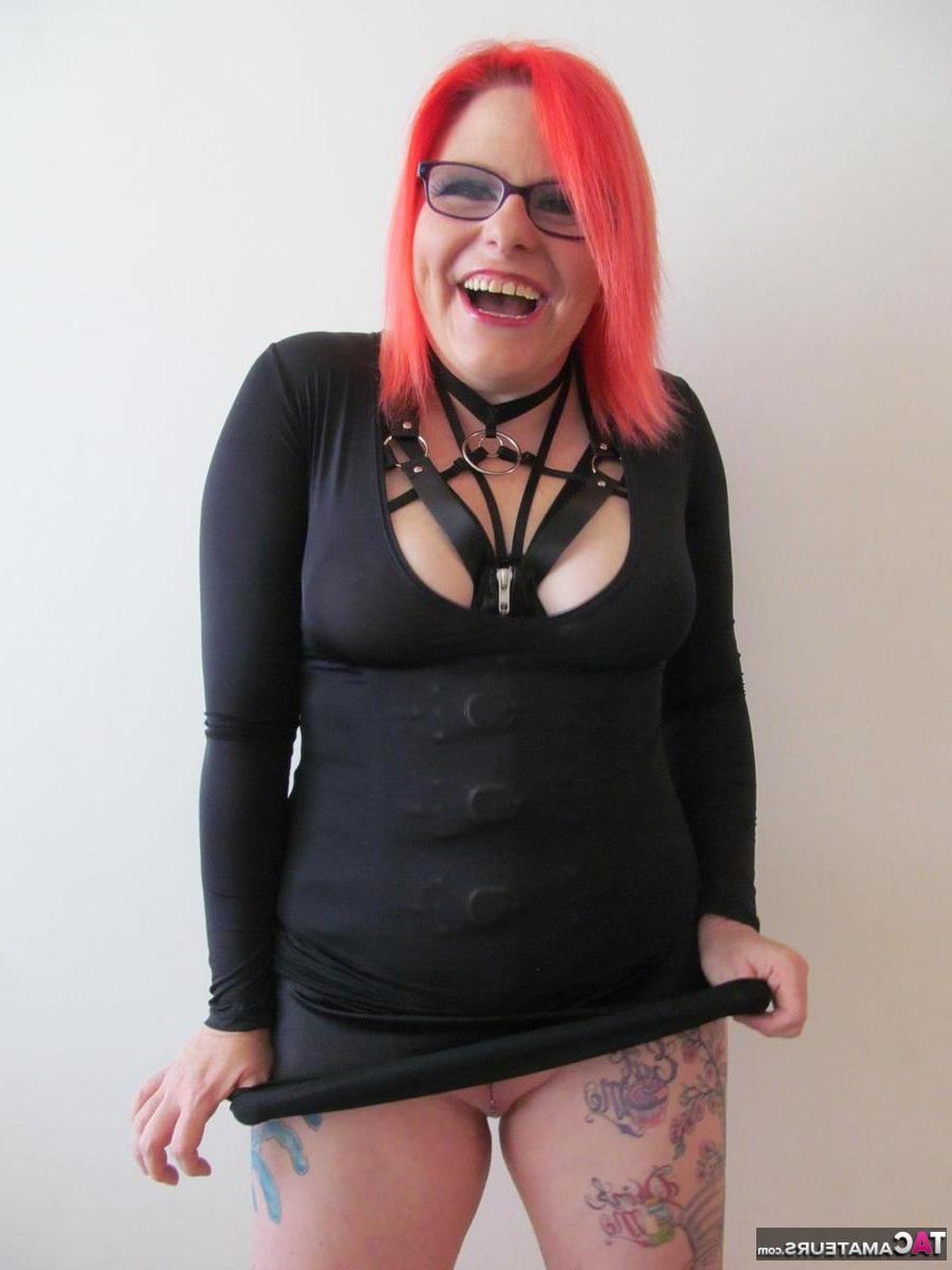 16P Mature lesbians partially disrobe during the course of sexual relations