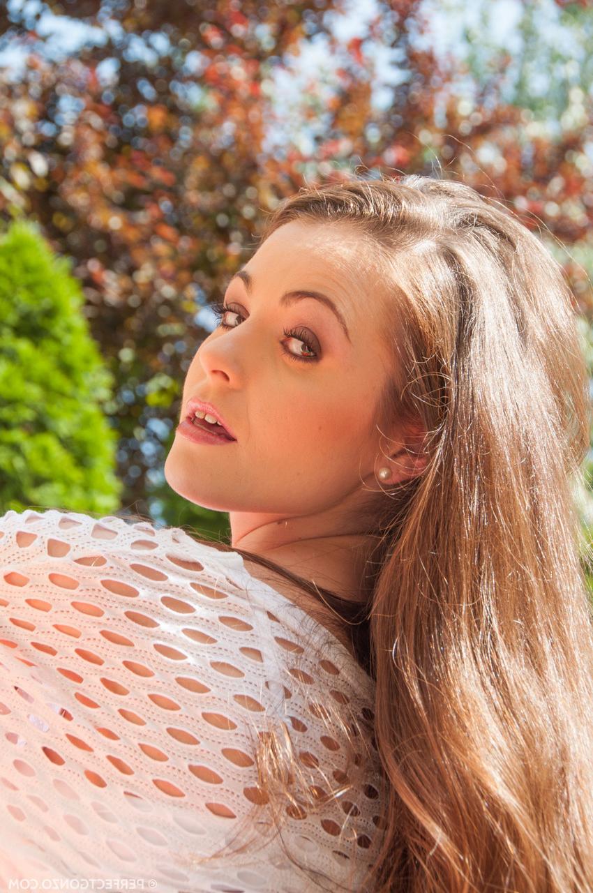 15P Rapariga sozinha com cabelo comprido Zara lubrifica um vibrador antes de uma inserção vaginal
