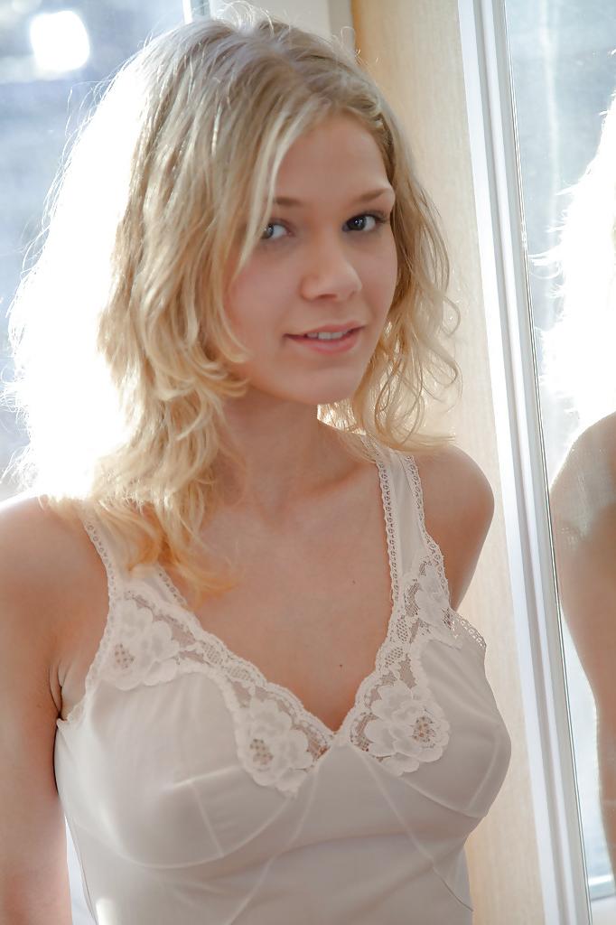 16P Linda adolescente com peitos lindos Becky C tirando a lingerie