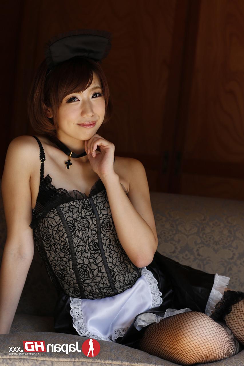 17P La glamorosa morena japonesa Seira Matsuoka posando frente a la cámara como sirvienta