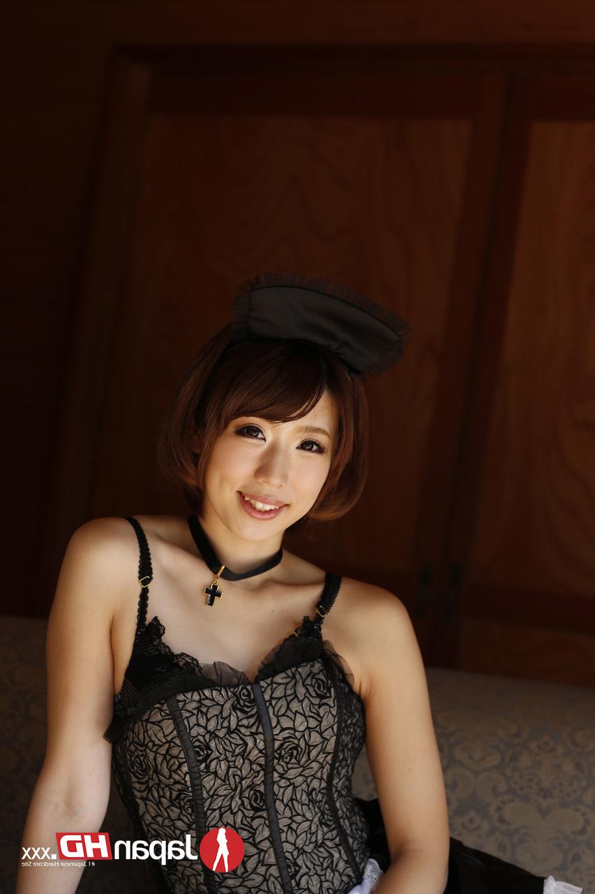 17P La glamorosa morena japonesa Seira Matsuoka posando frente a la cámara como sirvienta
