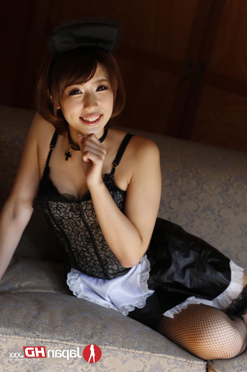 17P La glamorosa morena japonesa Seira Matsuoka posando frente a la cámara como sirvienta