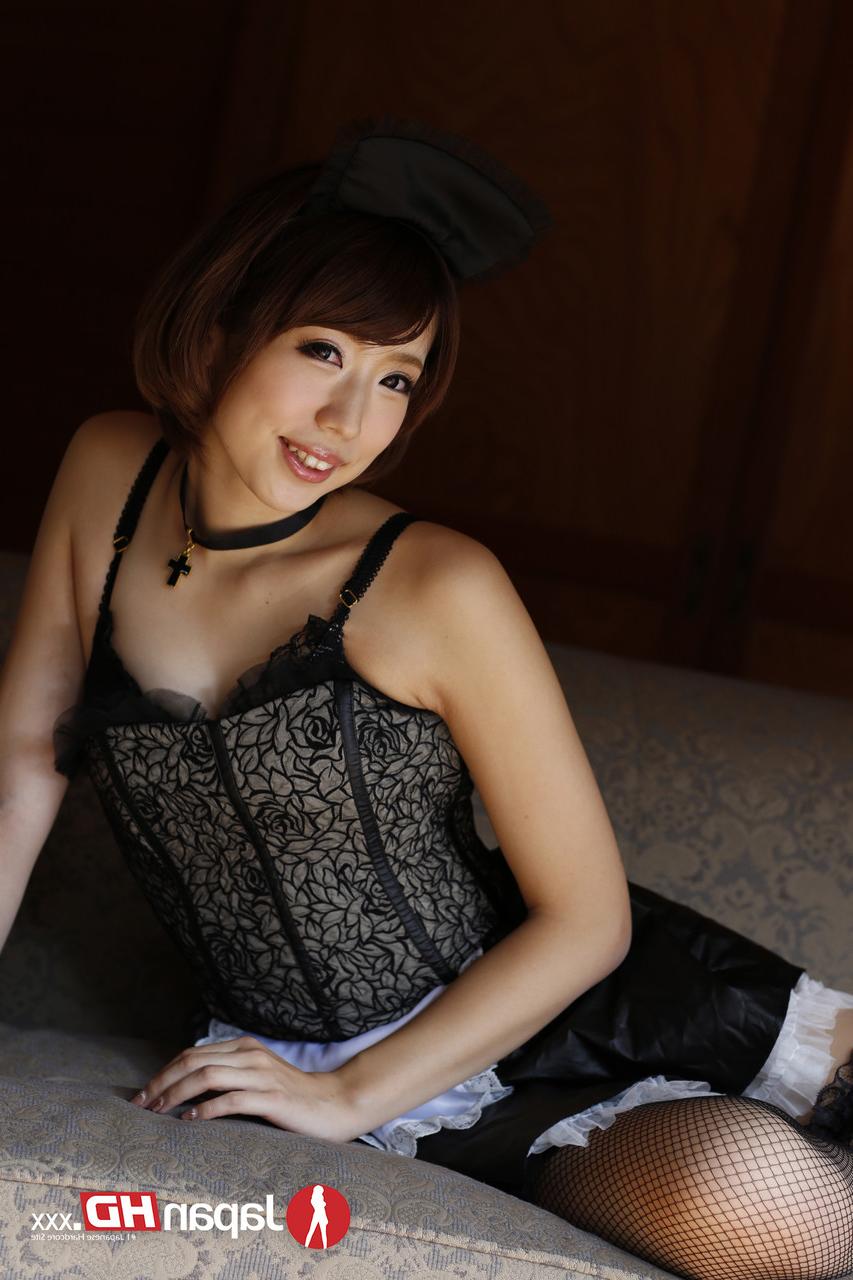 17P La glamorosa morena japonesa Seira Matsuoka posando frente a la cámara como sirvienta