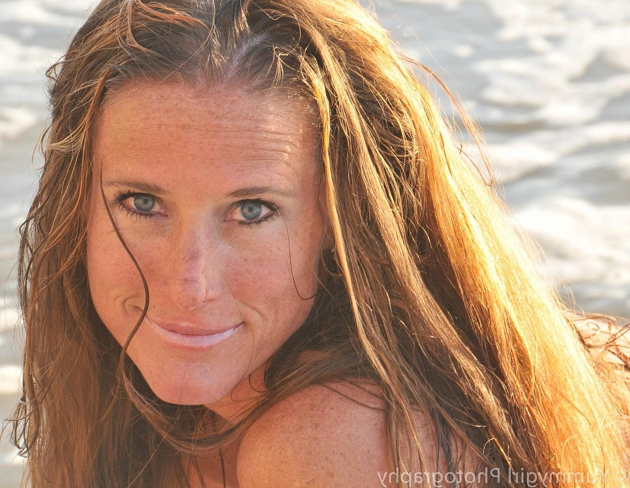 20P La MILF coquine Sofie Marie montre ses petits seins alors qu'elle est entièrement nue en plein air.