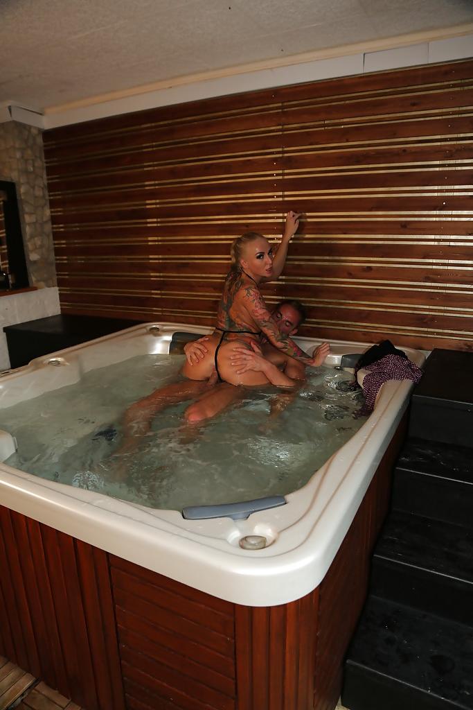 16P Der tätowierte europäische MILF-Pornostar Kayla Green reitet einen Schwanz im Whirlpool