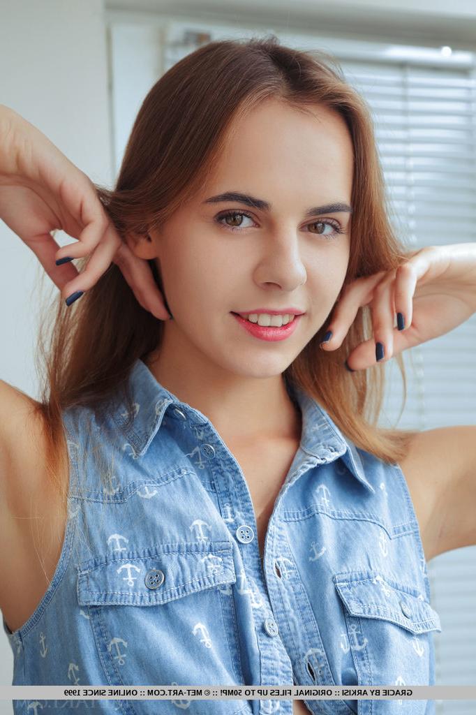 18P Gracie, adolescente magra e ruiva pálida, mostrando close de um pedaço careca e bunda pequena